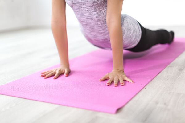 Tapete de exercício num canto iluminado, pronto para alongamentos tranquilos